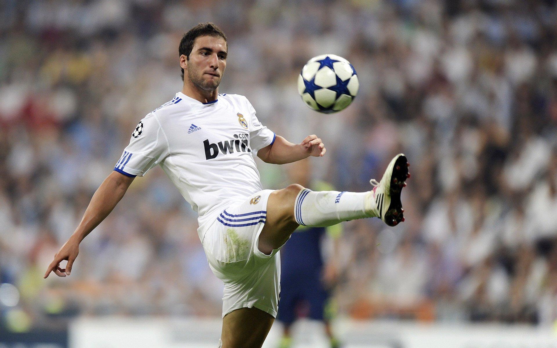 圣西罗掌声致敬哈兰德！索尔巴肯，这是顶级礼遇，挪威足球迎来新时代